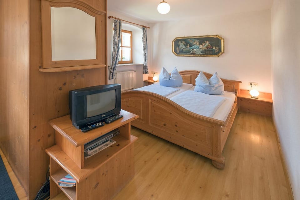 TV and multimedia, Photo of the whole room, Bedroom