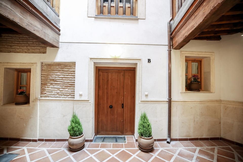 Facade/entrance, Photo of the whole room, Decorative detail, Decorative detail, Area and facilities