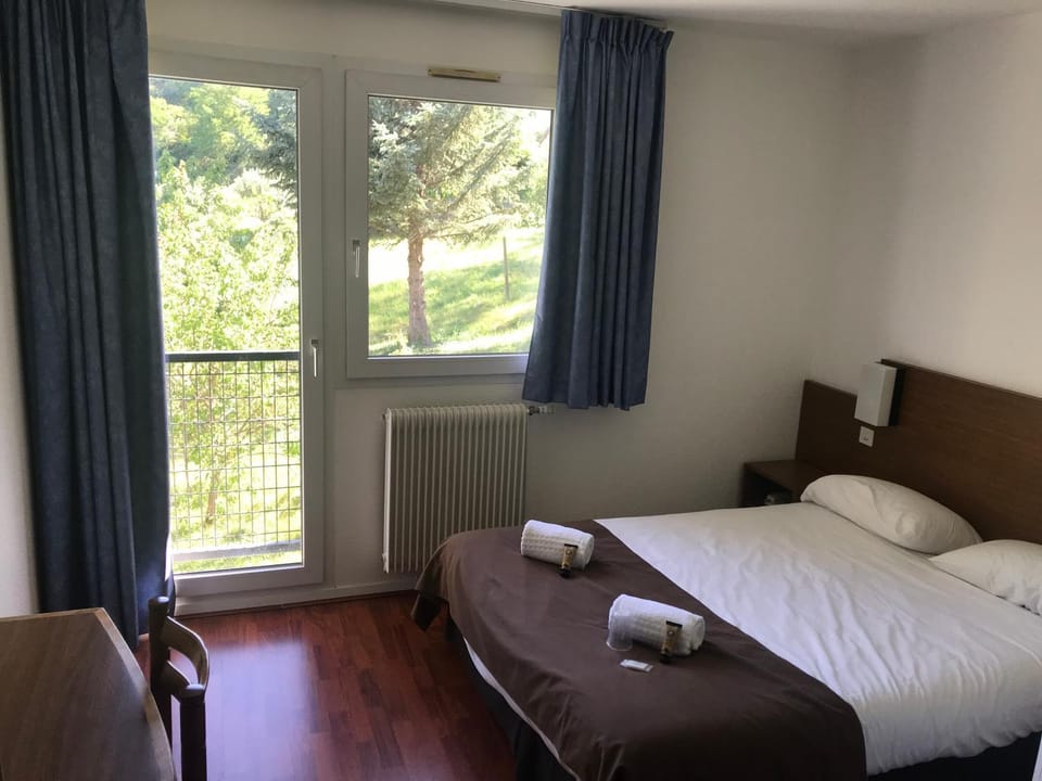 Bed, Photo of the whole room, Bedroom, Garden view