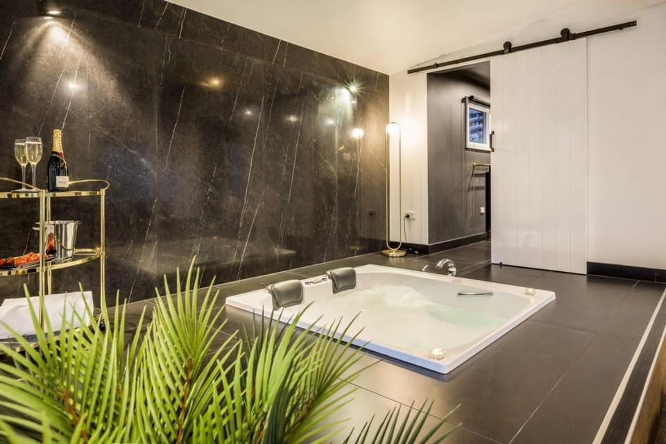Hot Tub, Living room, Bath