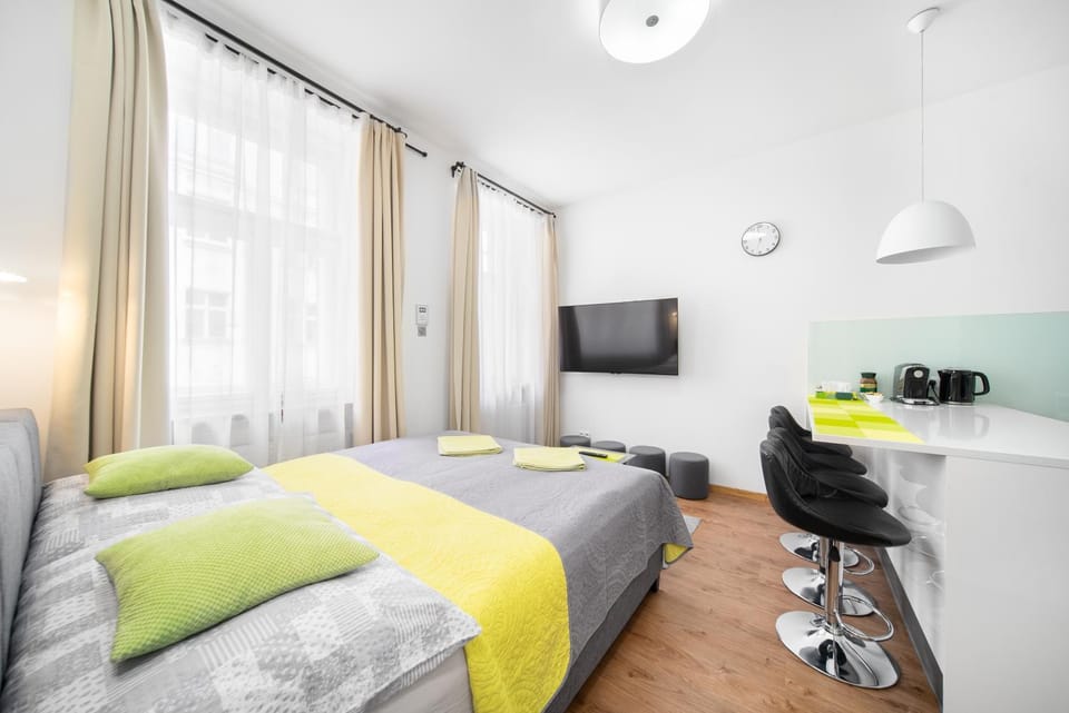 Bed, TV and multimedia, Kitchen or kitchenette, Living room, Seating area