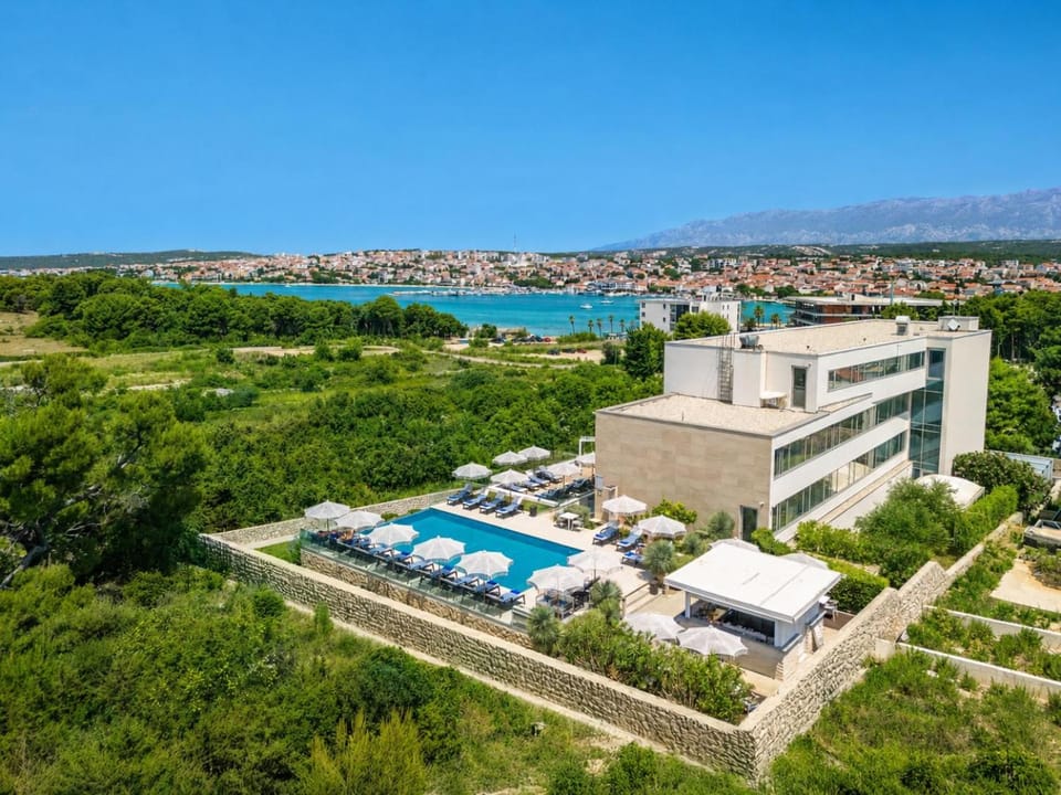 Property building, Sea view, Swimming pool