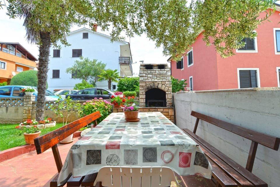 Apartments Orange 167 Apartment in Novigrad