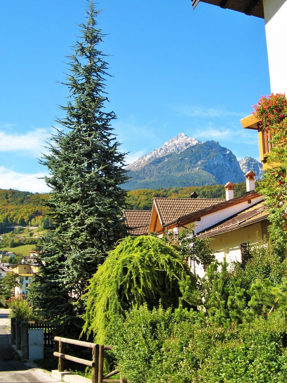 Nearby landmark, Restaurant/places to eat, Facade/entrance, Property logo or sign, Neighbourhood, Natural landscape, Garden, View (from property/room), Hiking, Diving, Autumn, On site, Garden view, Landmark view, Mountain view