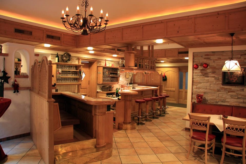 Restaurant/places to eat, Lounge or bar
