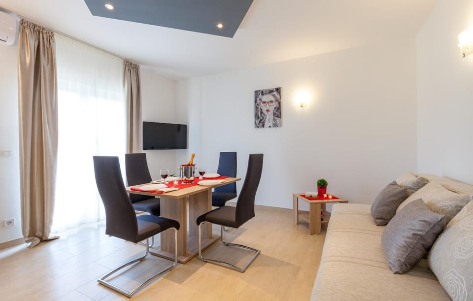 Seating area, Dining area