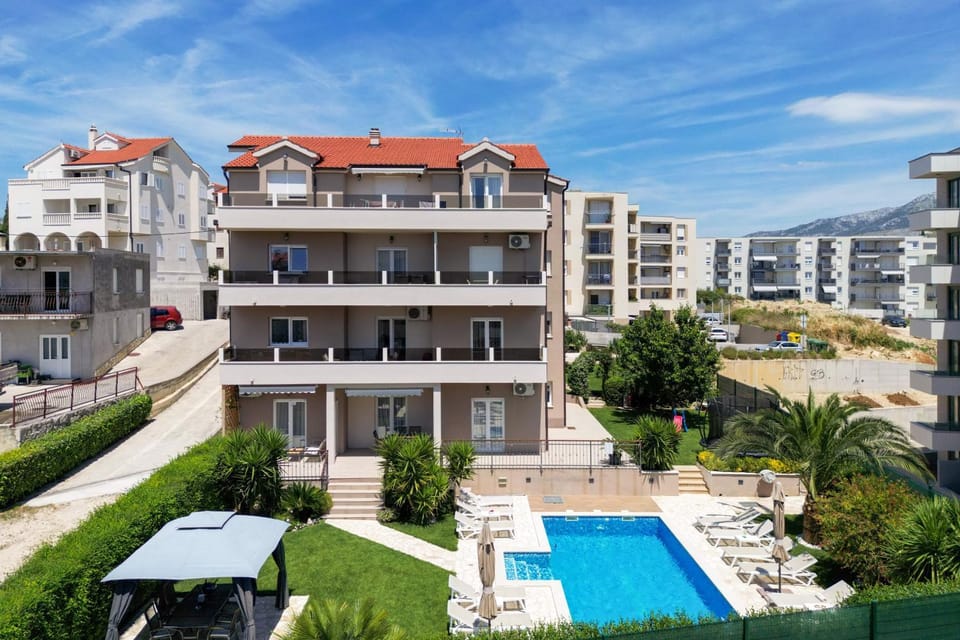 Property building, Garden, Swimming pool