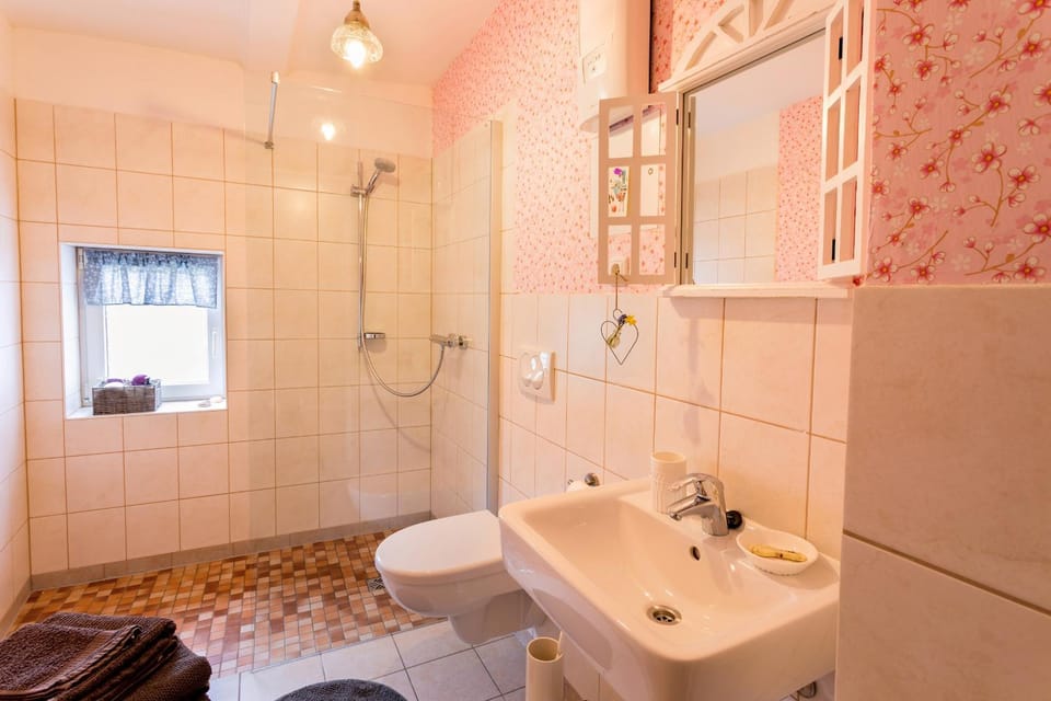 Schwesterherz im Schlafrock in Merxleben Apartment in Thuringia, Germany