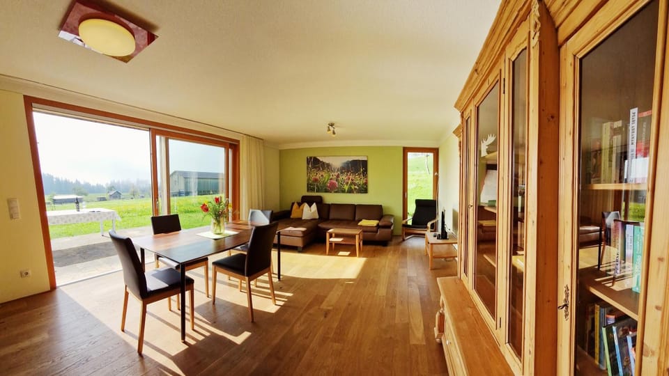 Restaurant/places to eat, Living room
