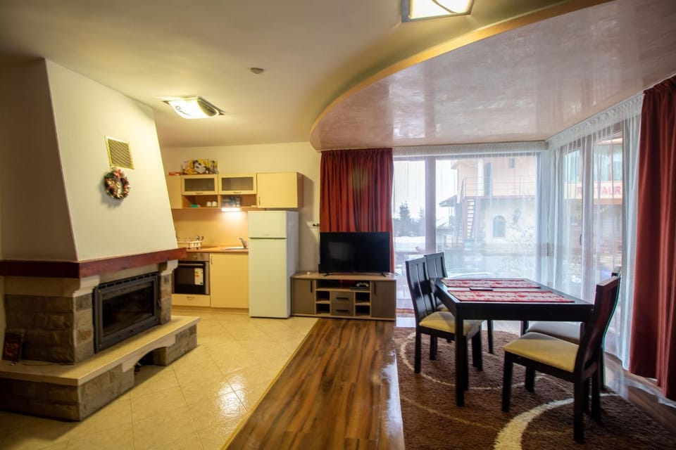 Communal lounge/ TV room, TV and multimedia, Living room, Dining area, fireplace