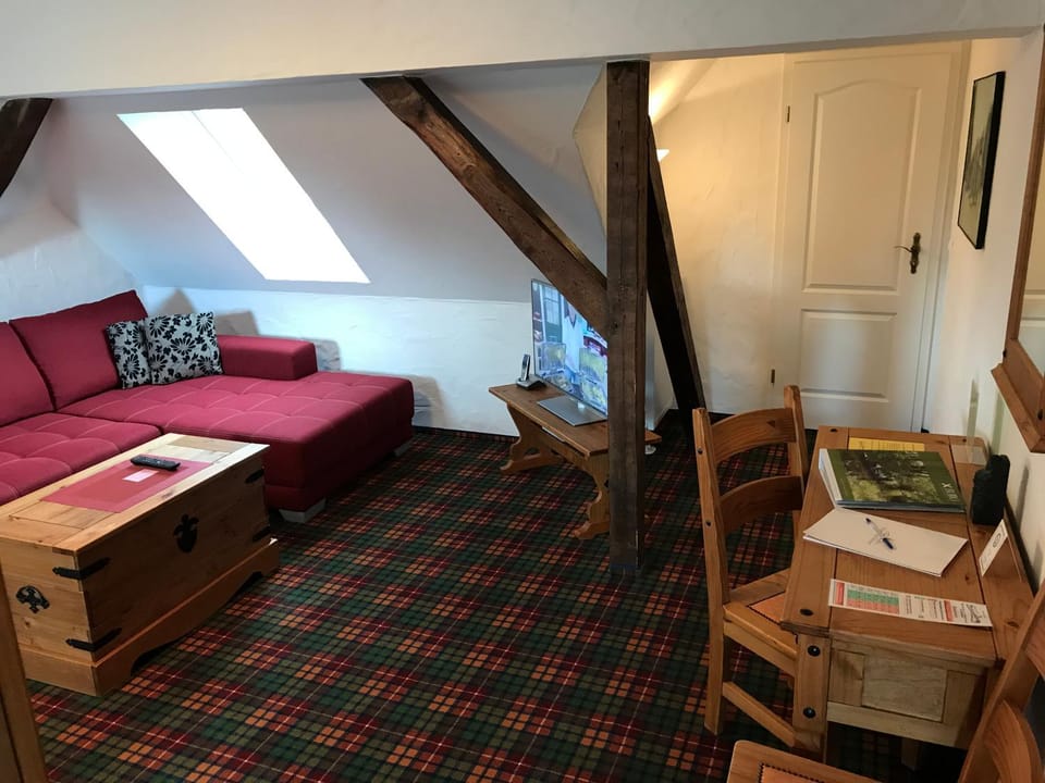 Photo of the whole room, Seating area