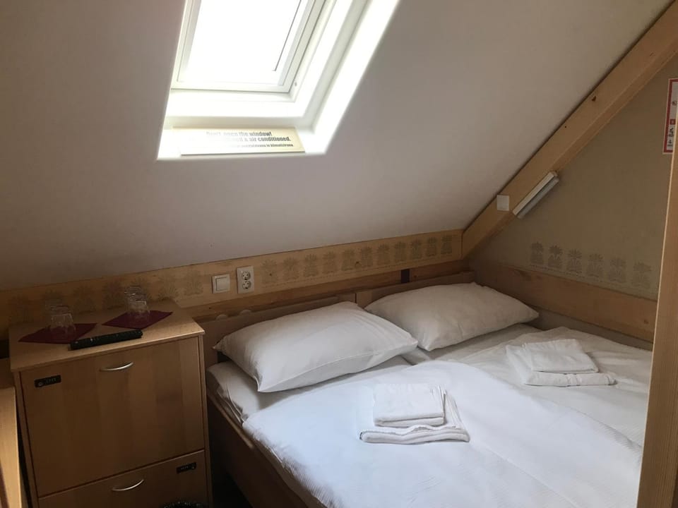 Bed, Bedroom, Breakfast, towels