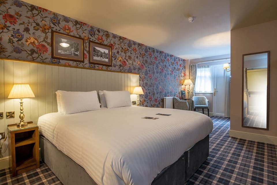 Photo of the whole room, Seating area, Bedroom