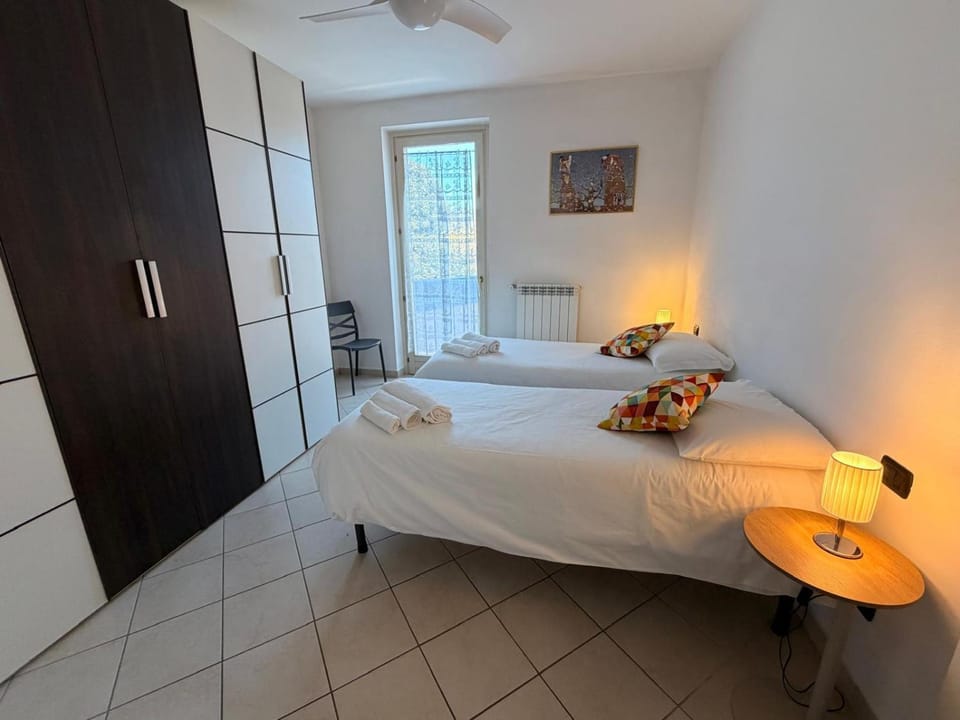 Bed, TV and multimedia, Photo of the whole room, Bedroom, towels, wardrobe