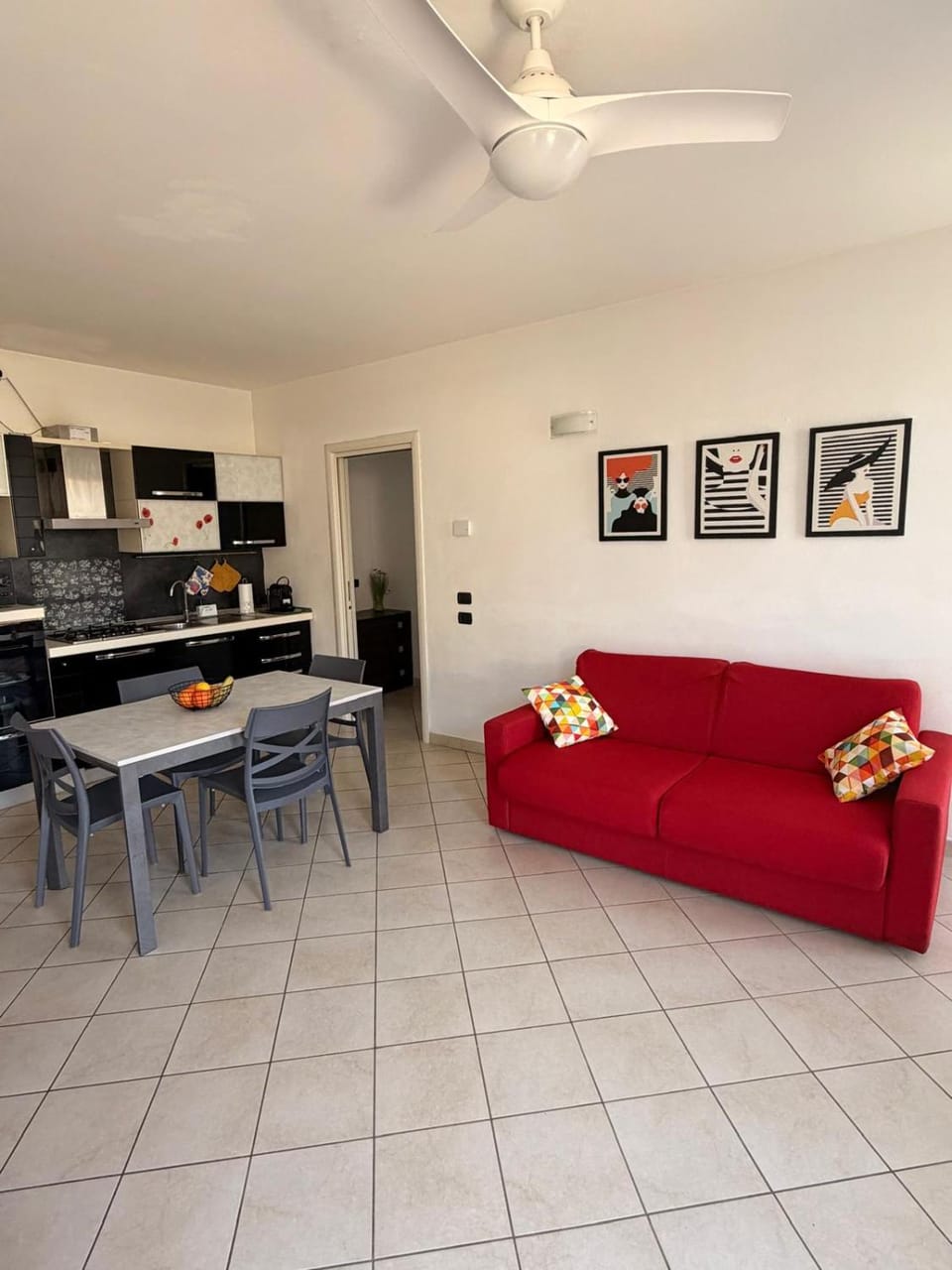 Kitchen or kitchenette, Living room, Seating area, Dining area, minibar, oven, pet friendly, stove