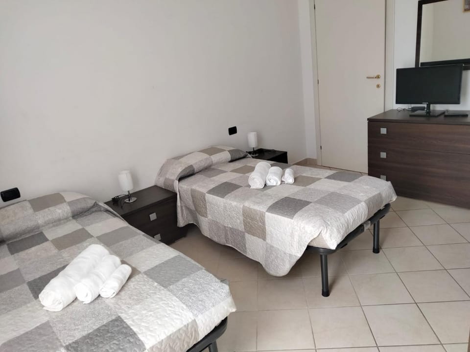 Bed, TV and multimedia, Photo of the whole room, Bedroom, towels