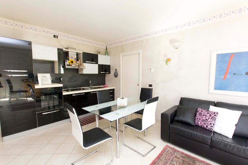 Kitchen or kitchenette, Living room, Seating area, Dining area, minibar, oven, pet friendly, stove