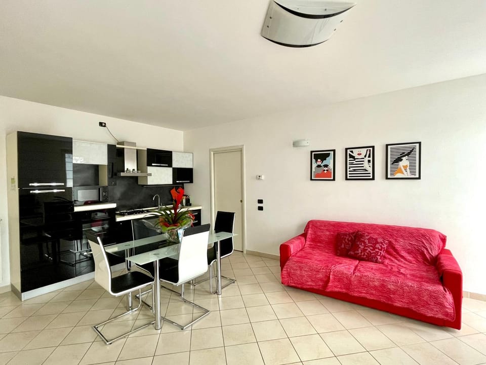 TV and multimedia, Kitchen or kitchenette, Living room, Seating area, Dining area, minibar, oven, pet friendly, stove