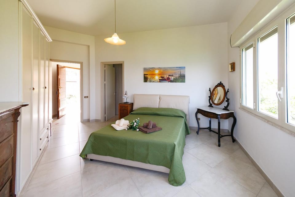 Photo of the whole room, Bedroom, Sea view