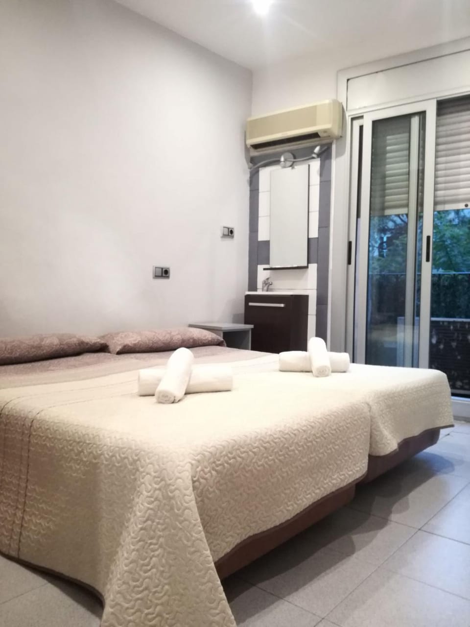 Photo of the whole room, air conditioner