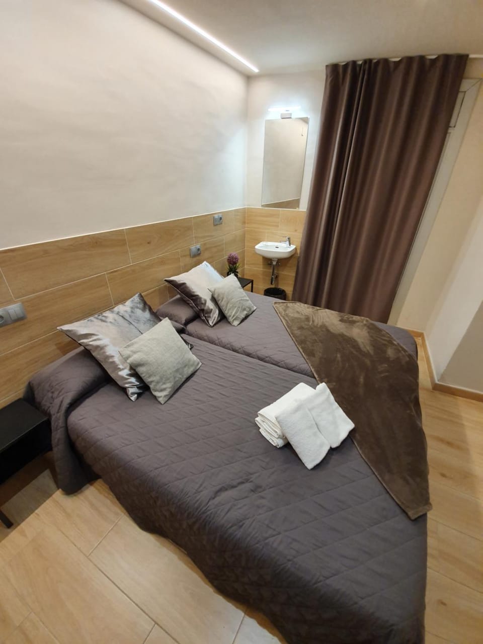 Bed, Photo of the whole room