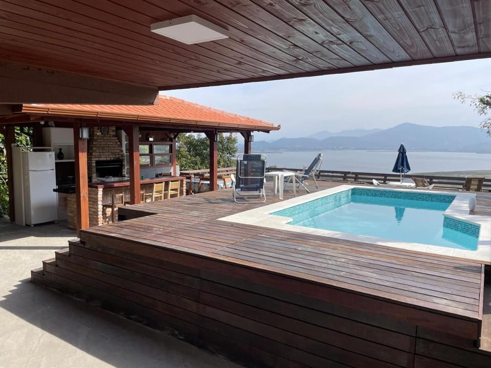 Casa com piscina e incrível vista para lagoa Vacation rental in Garopaba
