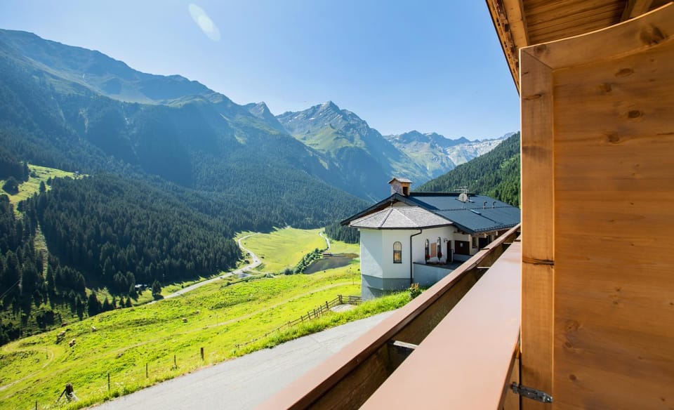 Balcony/Terrace, Mountain view