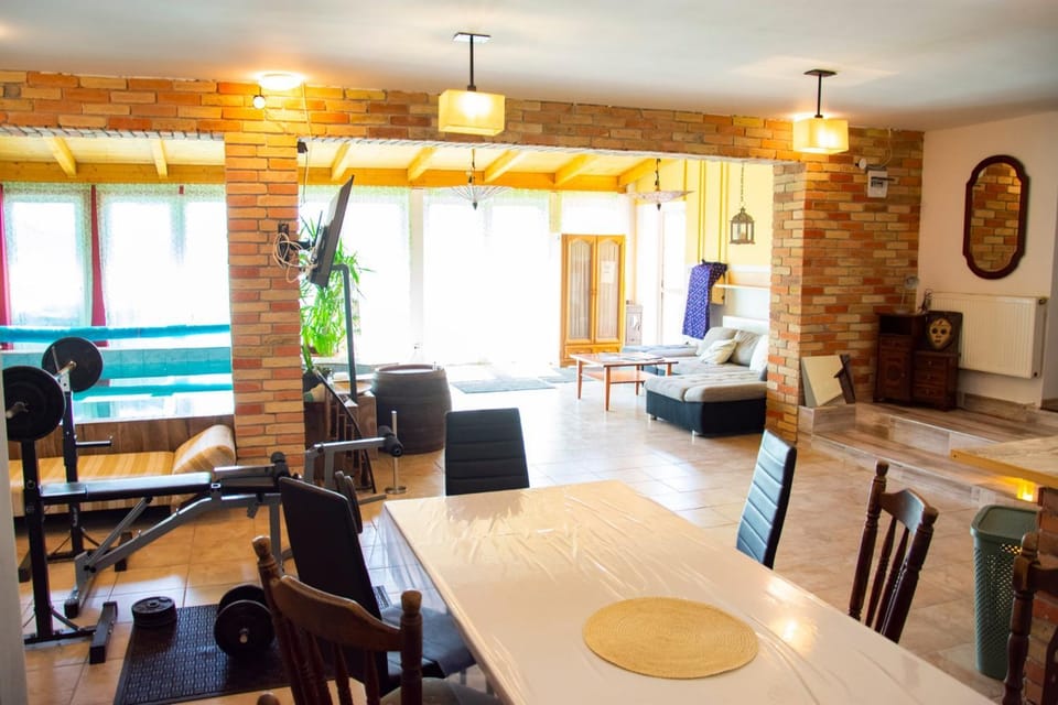 Bed, Living room, Photo of the whole room, Seating area, Dining area, Pool view, Swimming pool, sunbed