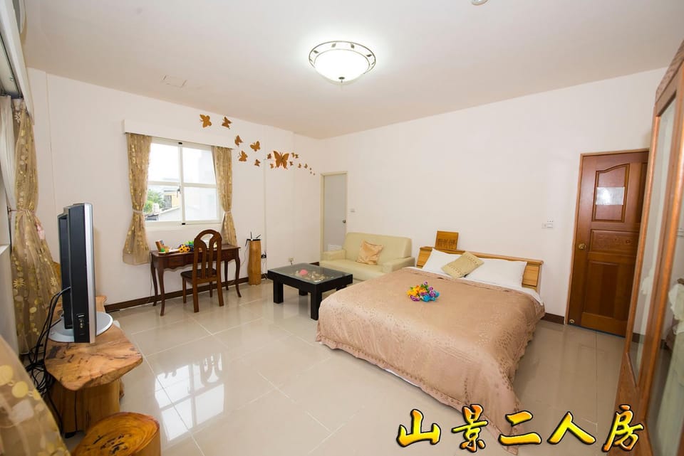 Day, Photo of the whole room, Decorative detail, On site, bunk bed