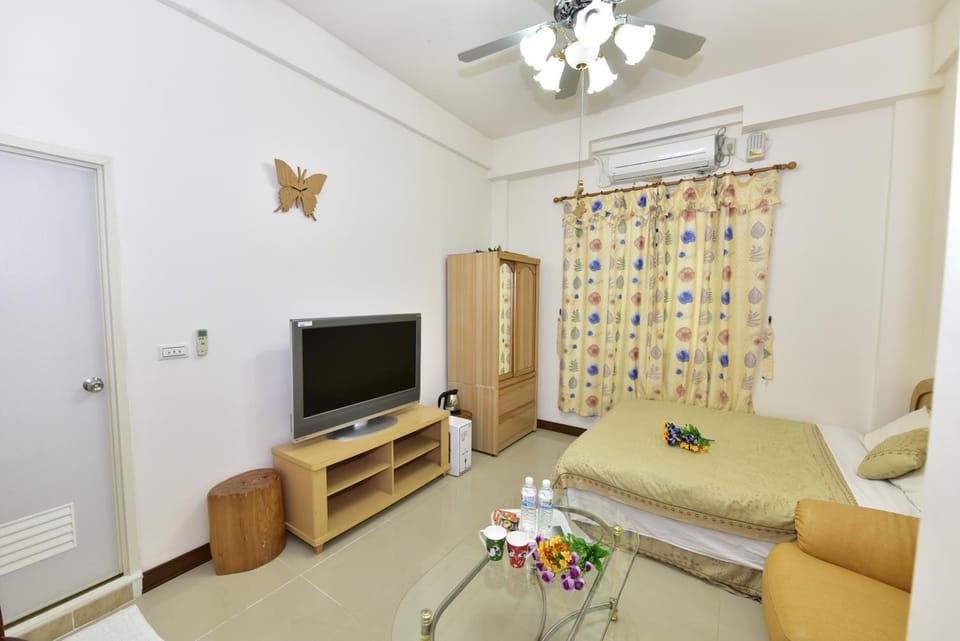 Bed, TV and multimedia, Photo of the whole room, Bedroom, wardrobe, air conditioner