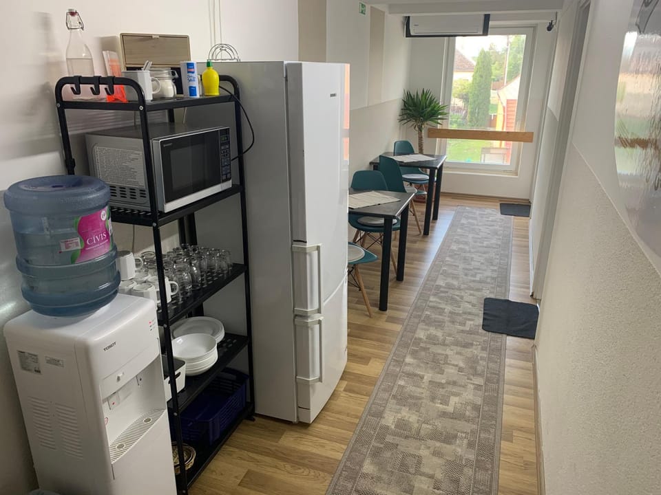 Kitchen or kitchenette, minibar