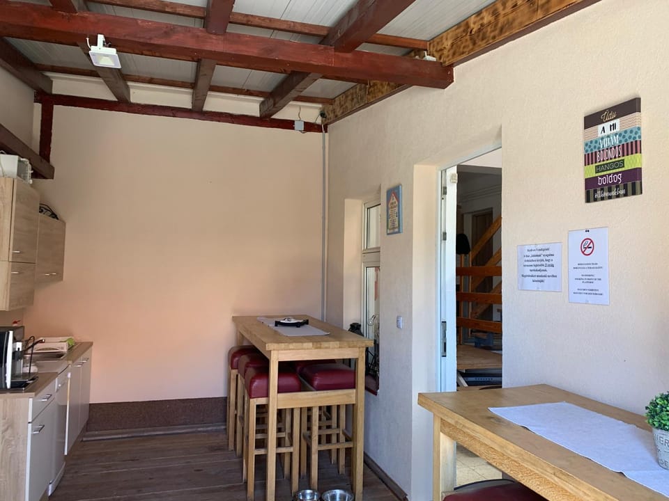 Kitchen or kitchenette, Dining area, minibar, pet friendly, stove