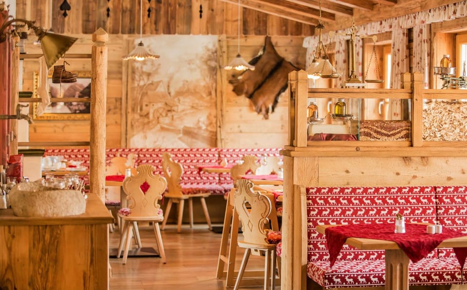Restaurant/places to eat, Seating area