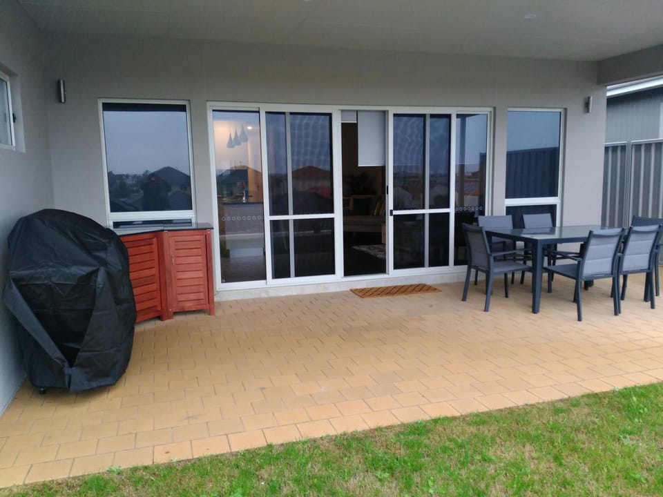 Property building, Patio, Garden, Garden view, Street view