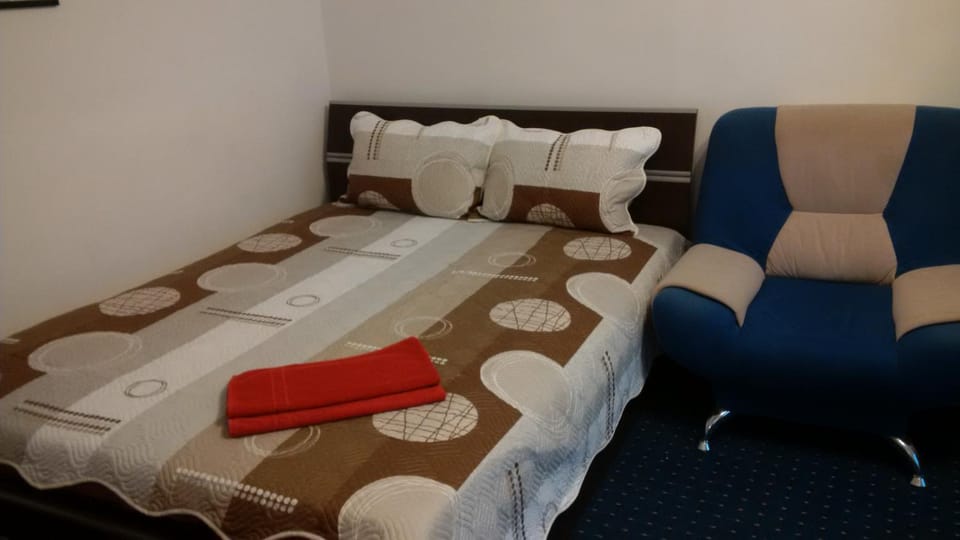 Bed, Day, Photo of the whole room, Decorative detail, On site