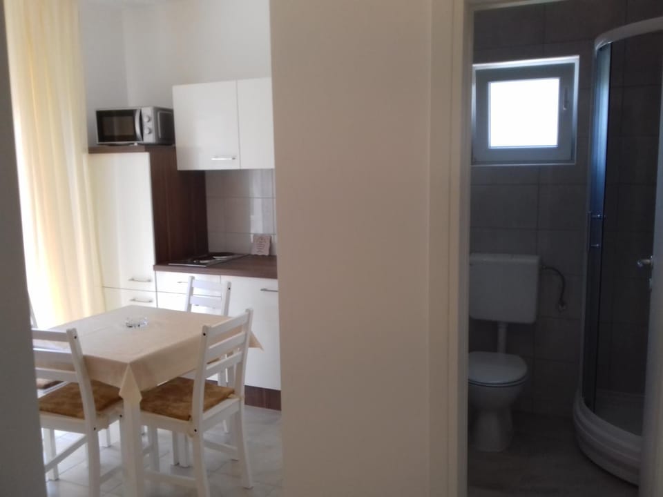 Property building, Bathroom, Kitchen or kitchenette, Living room, Dining area