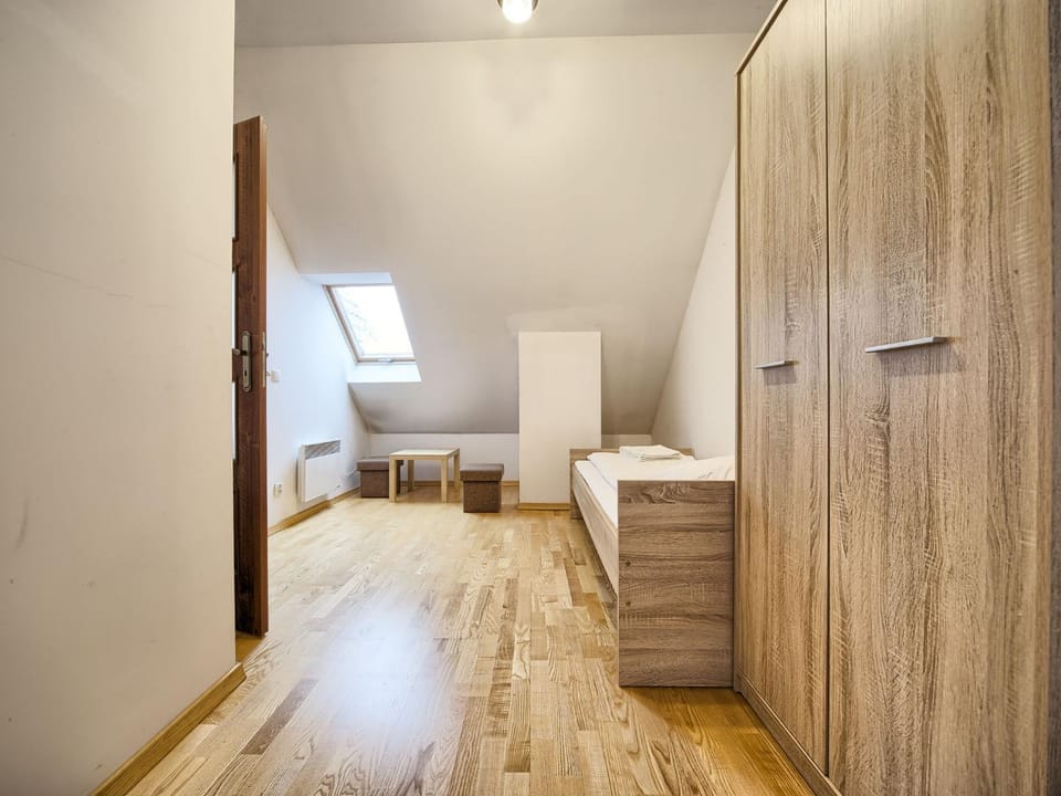 Bed, Photo of the whole room, Decorative detail, Seating area, Bedroom
