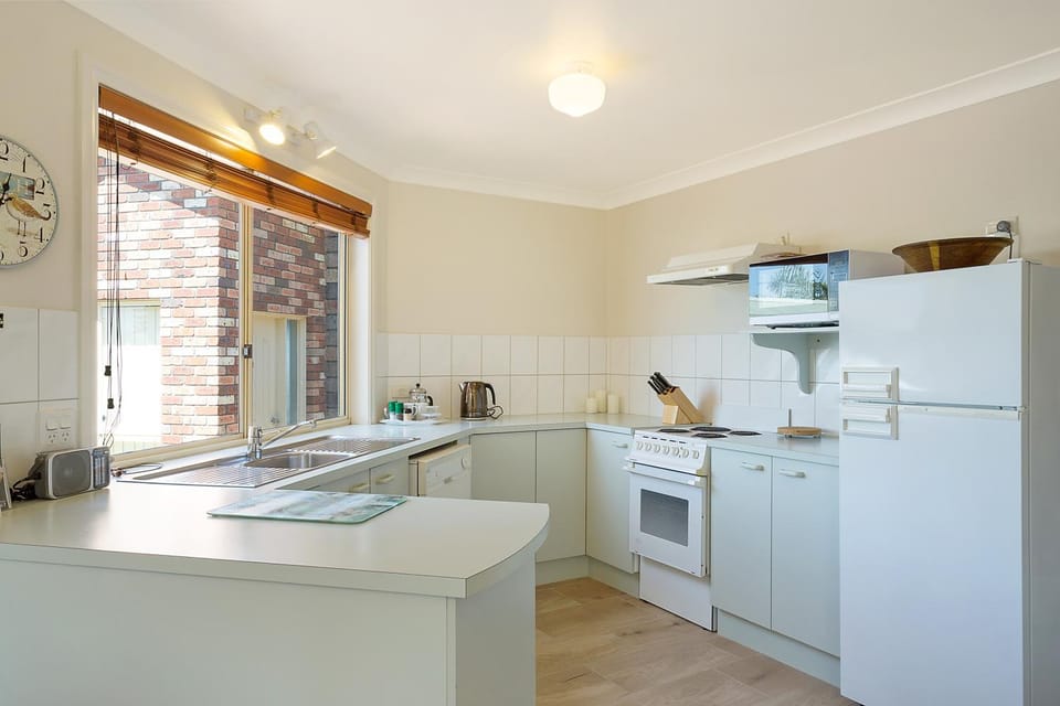 Kitchen or kitchenette, Photo of the whole room, dishwasher, minibar, oven, stove