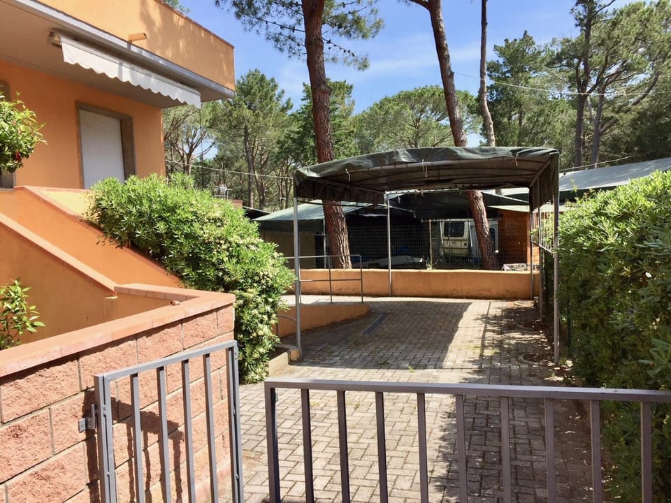 Facade/entrance, Parking
