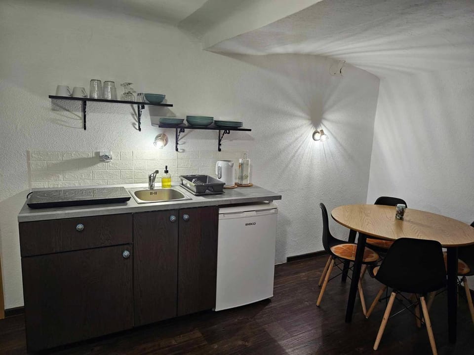 Kitchen or kitchenette, Dining area, stove
