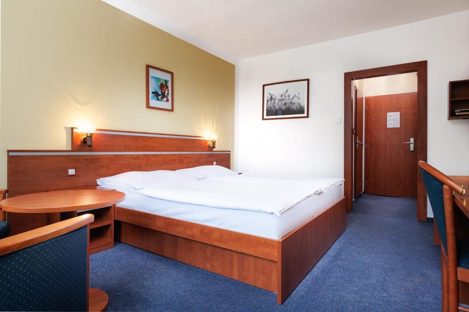 Bed, Photo of the whole room, hair dresser
