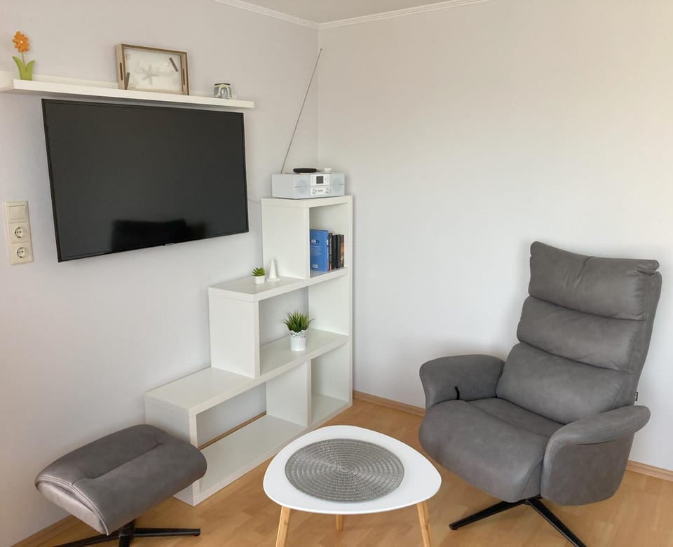 TV and multimedia, Living room, Seating area, Bedroom