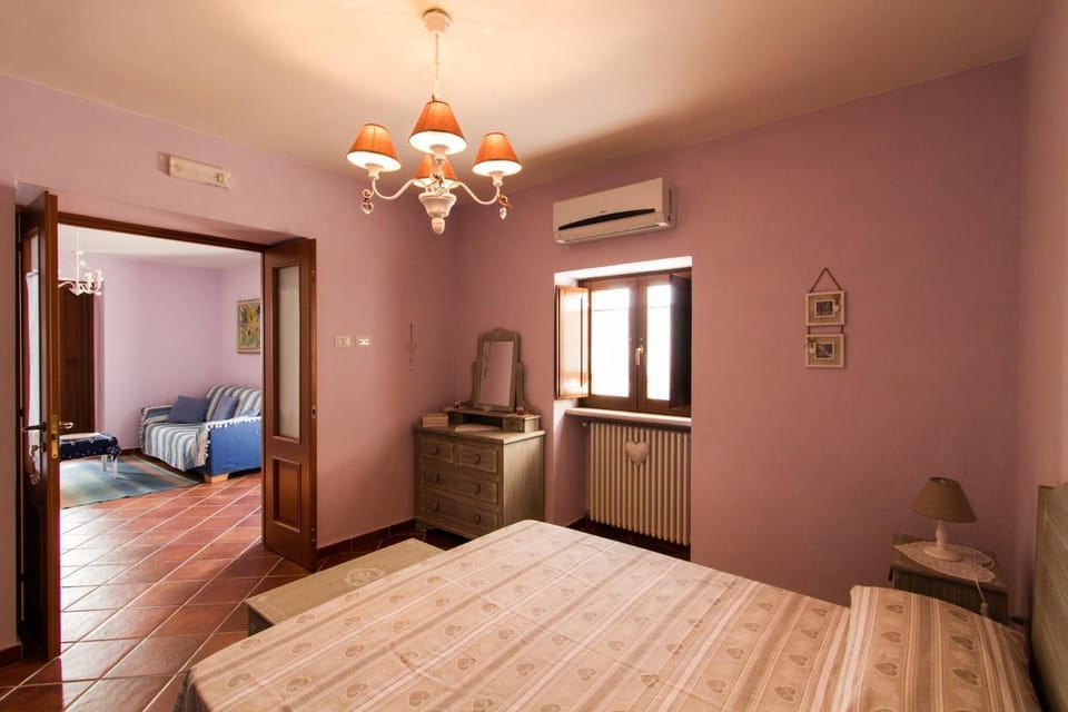 Seating area, Bedroom, air conditioner