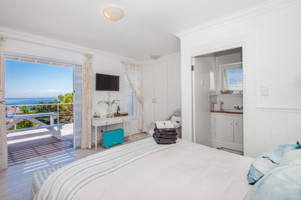 Bed, Bathroom, TV and multimedia, View (from property/room), Seating area, Bedroom, wardrobe