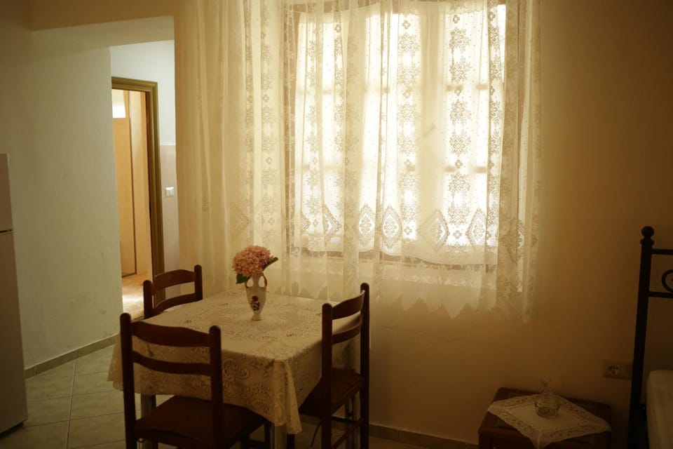 Seating area, Dining area