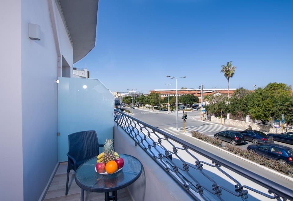 View (from property/room), Balcony/Terrace, City view, Landmark view