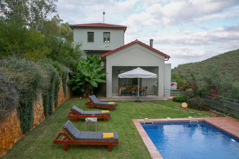 Property building, Day, Natural landscape, Garden, Garden view, Mountain view, Pool view, Swimming pool, sunbed