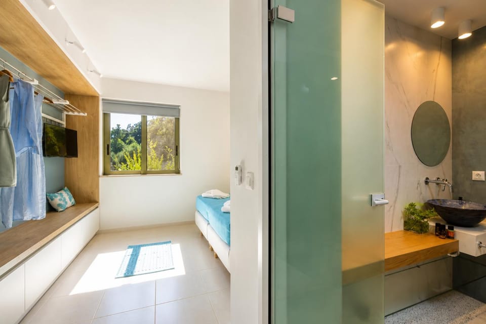Bed, Bathroom, wardrobe
