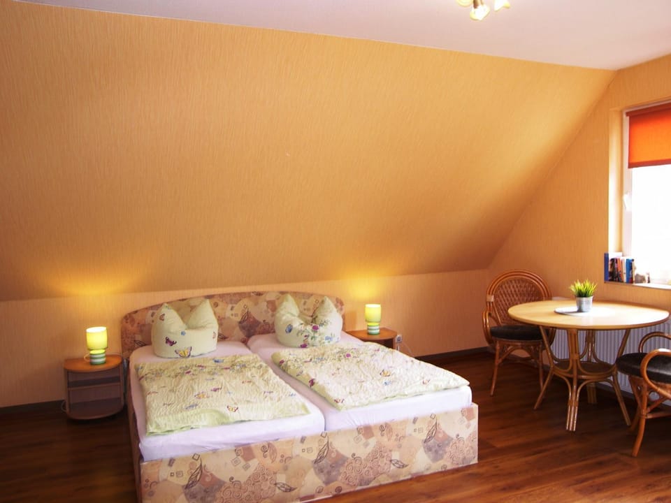 Bed, Photo of the whole room, Dining area