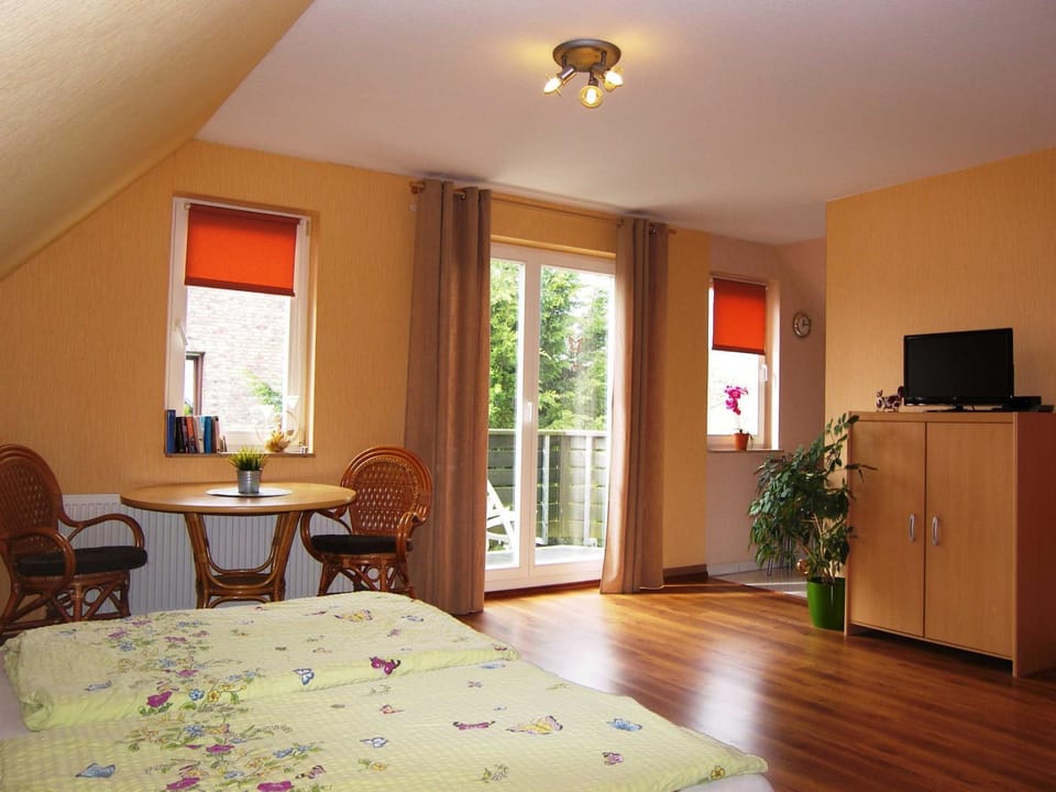 Bed, Photo of the whole room, Dining area, Bedroom